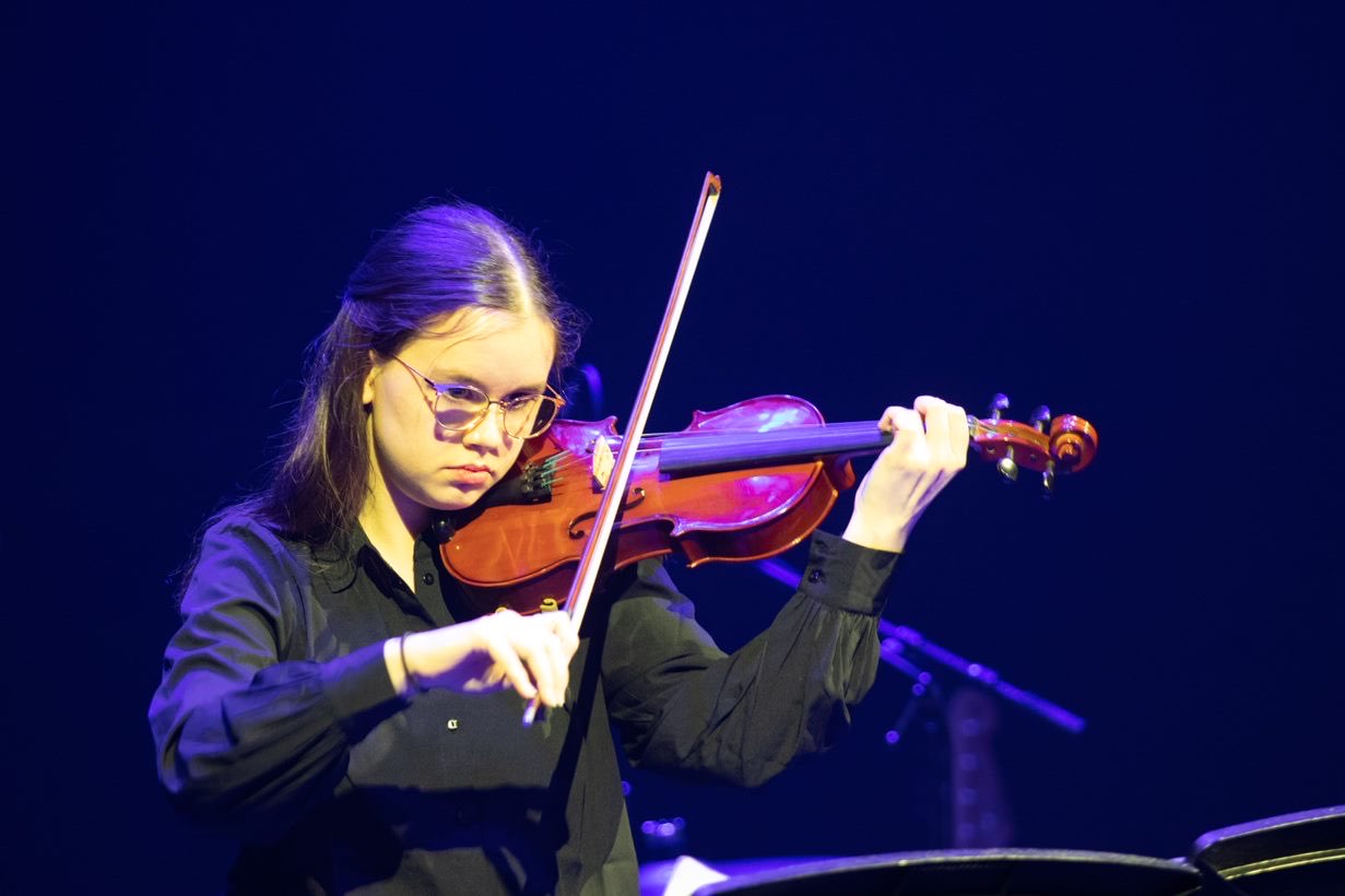 Picture of Charlotte Mies playing the violin